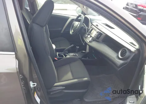 2015 Toyota Rav4 Xle z USA, uszkodzony, nr VIN JTMRFREV0FD154997